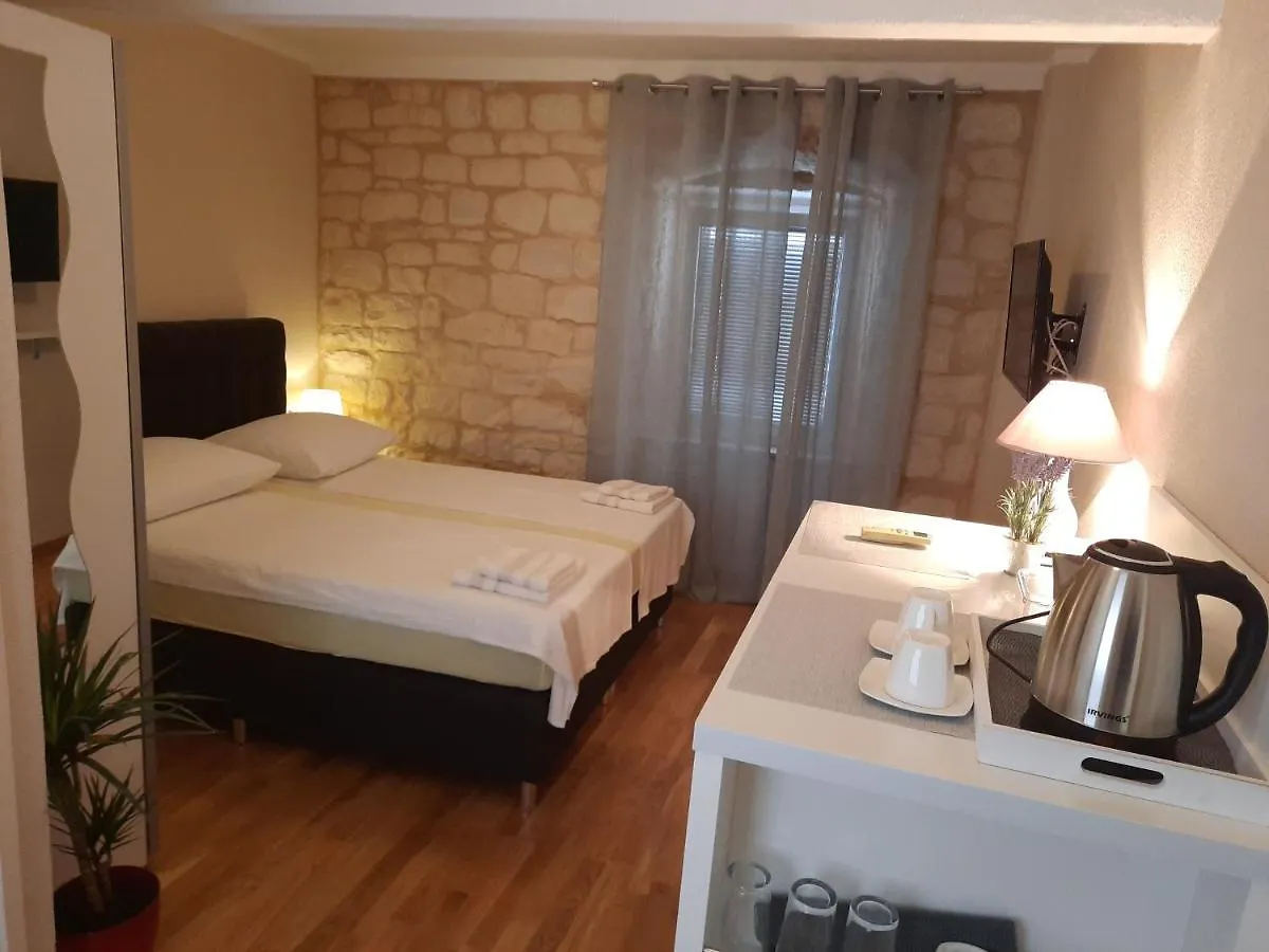 Carol Rooms Trogir Gasthuis