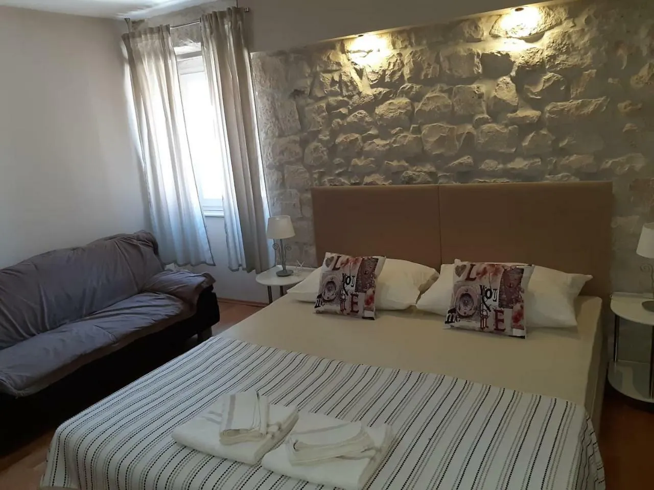 Carol Rooms Trogir Guest house
