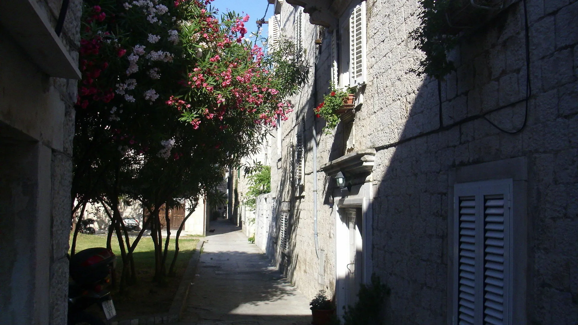Carol Rooms Trogir Guest house