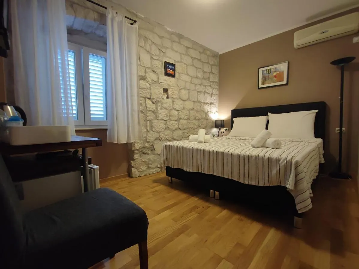 Carol Rooms Trogir Vendégház