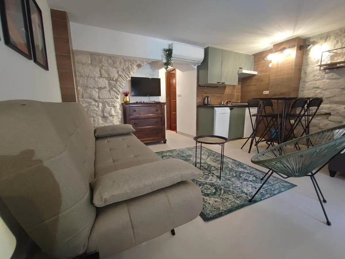 Carol Rooms Trogir Vendégház